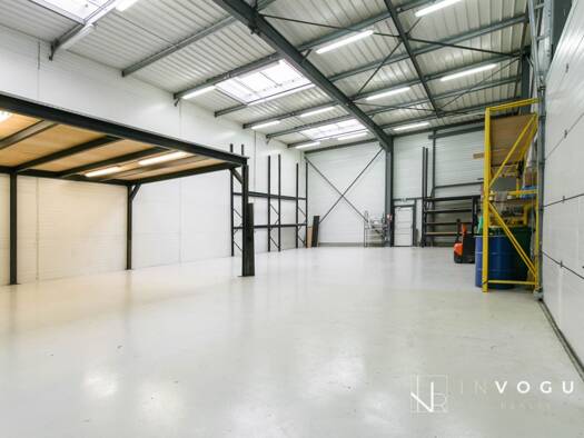 Local d'activités à louer 3 385 € 303 m² d'espace de stockage Méré 78490