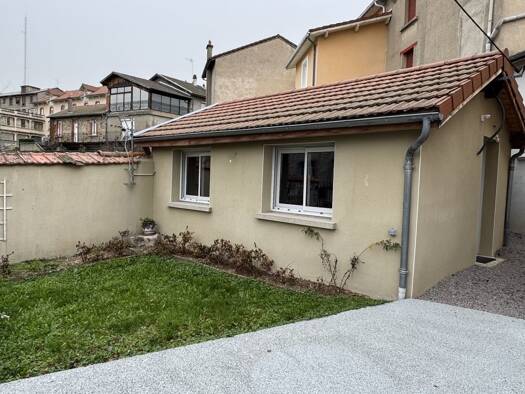 Maison à louer 310 € 1 pièce 1 chambre 28 m² 109 m² de terrain Saint-Rémy-sur-Durolle 63550