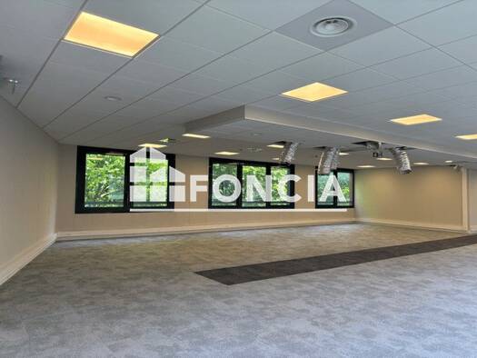 Local commercial à louer 12 100 € 179 m² de surface de vente Les Saules Guyancourt 78280