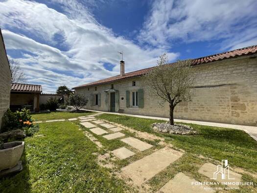 Maison à vendre 361 800 € 6 pièces 4 chambres 240,16 m² 1 706 m² de terrain Fontenay-le-Comte 85200