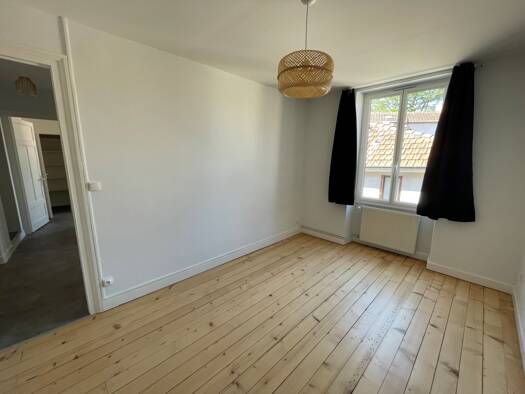 Appartement à louer 701 € 2 pièces 1 chambre 47 m² 1er étage Centre-Bourg St Genis Laval 69230
