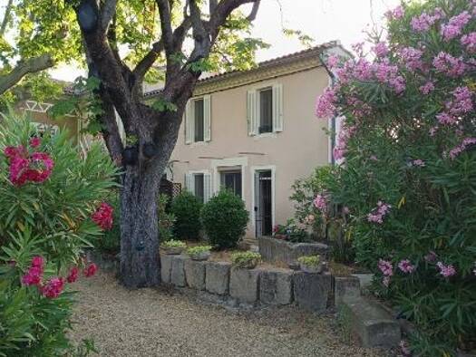 Appartement à louer 819 € 3 pièces 1 chambre 76 m² RDC Cairanne 84290