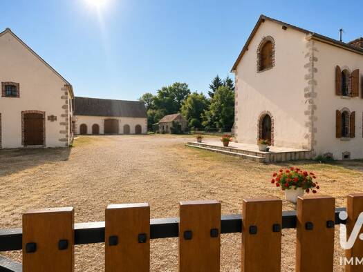 Maison à vendre 345 000 € 5 pièces 3 chambres 109,5 m² 5 581 m² de terrain Courtemaux 45320