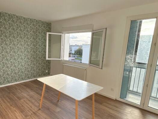Appartement à louer 550 € 3 pièces 2 chambres 57 m² Étage 4/5 Champvallon Nord Bethoncourt 25200