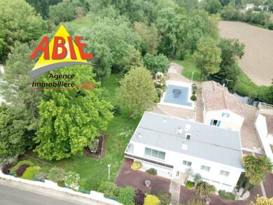 Maison à vendre 549 000 € 7 pièces 4 chambres 284 m² 9 656 m² de terrain Magne 79460