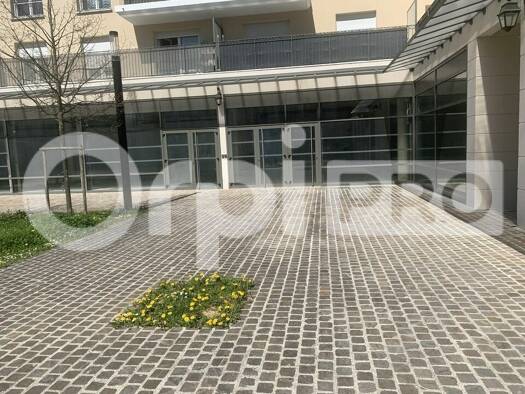 Local commercial à louer 2 333 € 117 m² de surface de vente Montévrain 77144