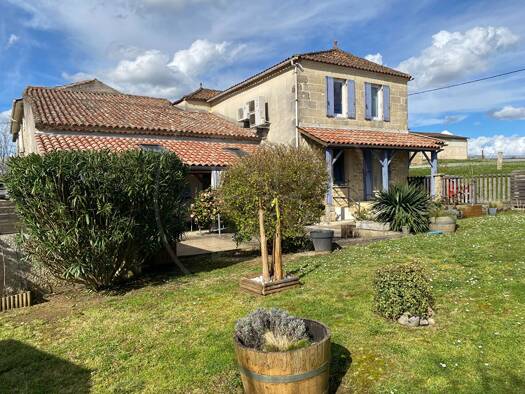 Maison à vendre 260 000 € 8 pièces 6 chambres 218 m² 500 m² de terrain Rauzan 33420