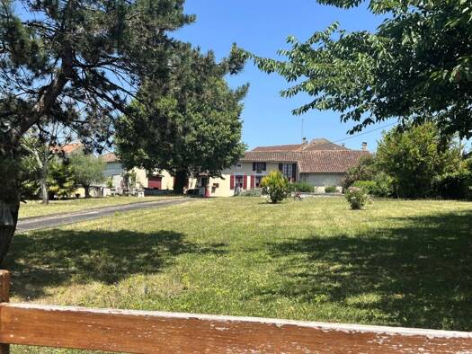 Maison à vendre 199 810 € 3 chambres 182 m² 2 568 m² de terrain Saint-Amant-de-Montmoreau 16190