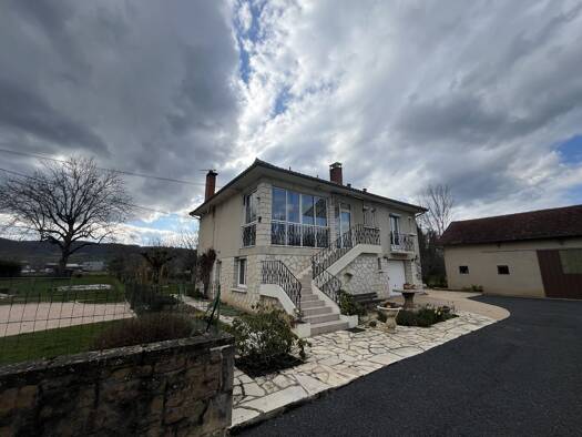 Maison à vendre 258 500 € 6 pièces 4 chambres 143 m² 1 432 m² de terrain Saint Cere 46400