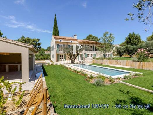 Maison à vendre 2 100 000 € 8 pièces 5 chambres 300 m² 2 117 m² de terrain Arles 13200