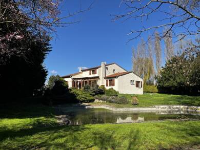 Maison à vendre 170 000 € 7 pièces 5 chambres 182 m² 2 453 m² de terrain Mirebeau 86110