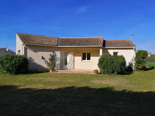 Maison de plain-pied à louer 810 € 4 pièces 3 chambres 97 m² 1 100 m² de terrain Corme-Royal 17600