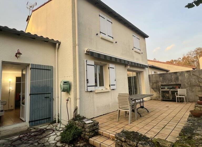 Maison à vendre 239 625 € 7 pièces 5<br/>chambres 142 m²<br/>superficie 406 m²<br/>terrain Zone Urbanisee Chauray 79180
