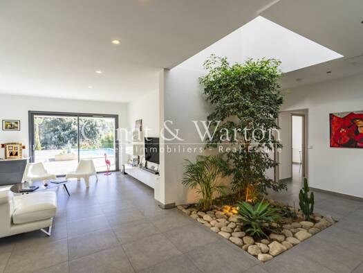 Maison de plain-pied à vendre 1 548 000 € 7 pièces 3 chambres 250 m² 3 760 m² de terrain Les Freres-Les Cancades-Les Ginestes Le Beausset 83330