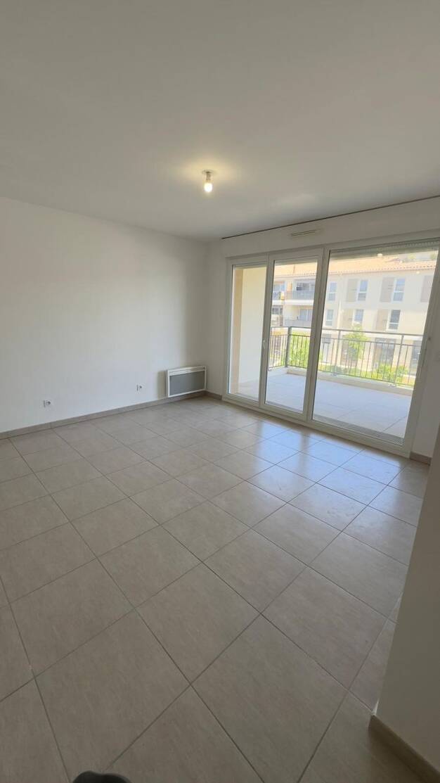 Appartement à louer 720 € 3 pièces 2 chambres 59 m² Étage 2/3 Les Freres-Les Cancades-Les Ginestes Le Beausset 83330
