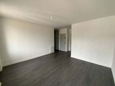 Appartement à louer 995 € 3 pièces 2 chambres 54 m² Dernier étage, Étage 2/2 Village-Cagueloup-Gueissard Saint Cyr sur Mer 83270