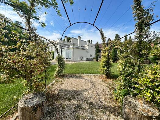 Maison à louer 5 950 € 8 pièces 3 chambres 320 m² 1 480 m² de terrain Le Chesnay-Rocquencourt 78150