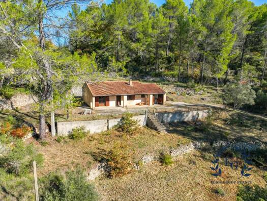 Maison de plain-pied à vendre 242 000 € 2 pièces 1 chambre 92 m² 6 000 m² de terrain Varages 83670