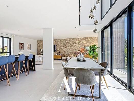 Maison à vendre 995 000 € 5 pièces 3 chambres 196 m² 472 m² de terrain Sud Ouest Divonne-les-Bains 01220
