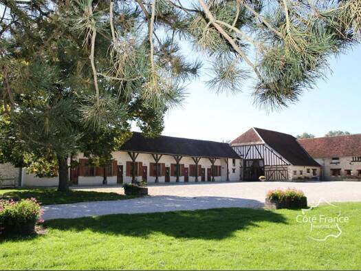 Ferme à vendre 980 000 € 38 pièces 25 chambres 1 540 m² 55 964 m² de terrain Vanlay 10210