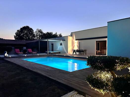 Maison de plain-pied à vendre 525 000 € 5 pièces 4 chambres 128 m² 1 198 m² de terrain Le Girouard 85150