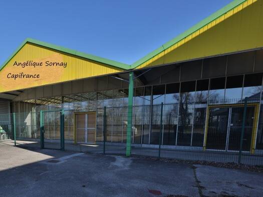 Local d'activités à vendre 299 000 € 1 518 m² d'espace de stockage Bletterans 39140