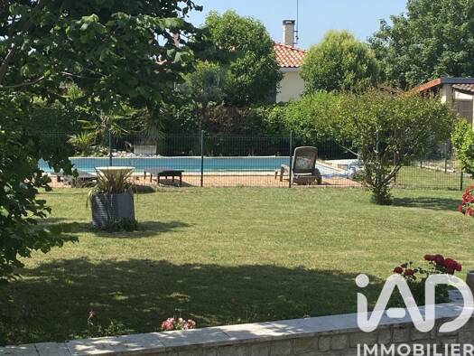 Maison à vendre 249 000 € 6 pièces 4 chambres 140 m² 1 925 m² de terrain Les Métairies 16200