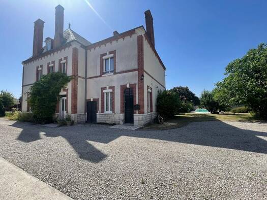 Maison à vendre 369 000 € 10 pièces 6 chambres 266 m² Varennes-Changy 45290