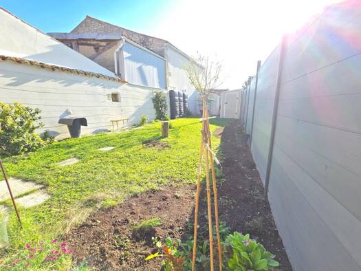 Maison de ville à vendre 215 000 € 3 pièces 2 chambres 93 m² 173 m² de terrain Est Surgères 17700