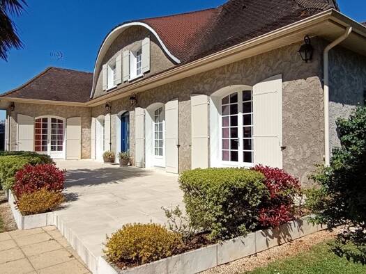 Maison à vendre 312 000 € 8 pièces 5 chambres 217 m² 2 040 m² de terrain Vivonne 86370