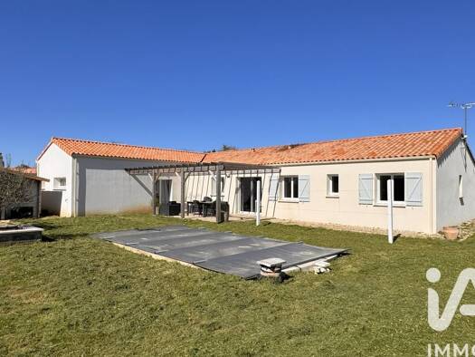 Maison de plain-pied à vendre 312 000 € 8 pièces 4 chambres 130,5 m² 1 101 m² de terrain Maillezais 85420