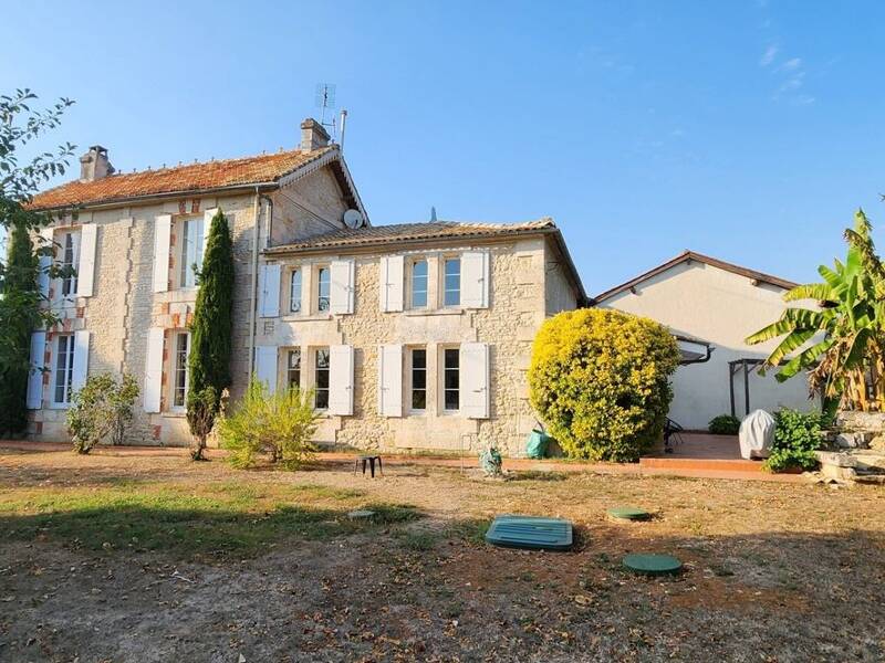 Maison à vendre, 300m², ROULLET SAINT ESTEPHE