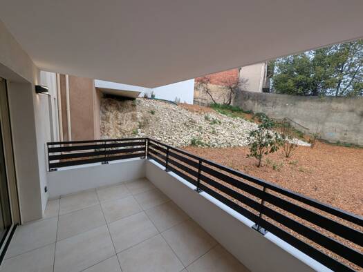 Appartement à louer 910 € 3 pièces 2 chambres 63,4 m² RDC Casernes Nîmes 30000