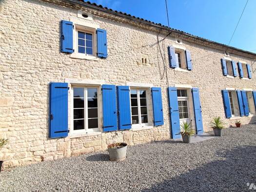 Maison à vendre 293 280 € 10 pièces 6 chambres 206 m² 1 056 m² de terrain Loiré-sur-Nie 17470