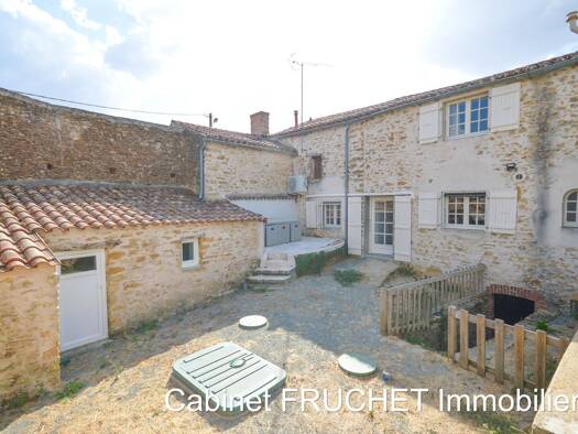Maison à vendre 169 500 € 4 pièces 2 chambres 120 m² 340 m² de terrain Sigournais 85110