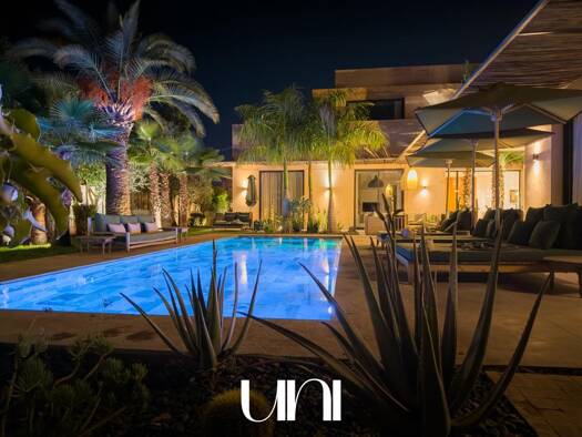 Villa à vendre 2 100 000 € 11 pièces 6 chambres 640 m² 1 200 m² de terrain Mano 40000