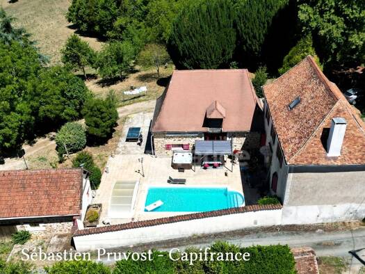 Maison à vendre 370 000 € 11 pièces 6 chambres 325 m² 22 201 m² de terrain Sarrazac 24800