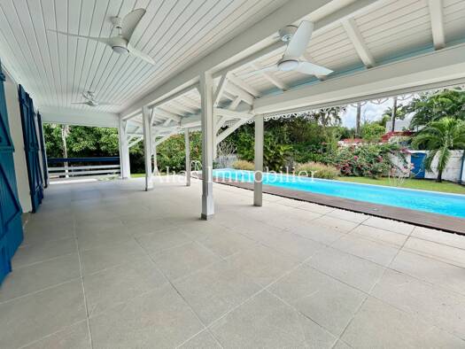 Maison à louer 2 500 € 5 pièces 4 chambres 123 m² 814 m² de terrain Petit-Bourg 97170