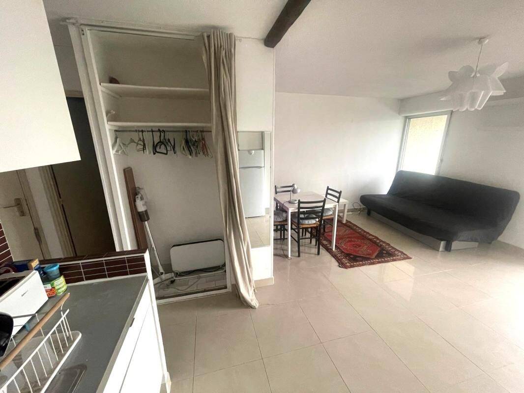 Grand studio de 27.83 m² Meublé avec loggia et parking — 2