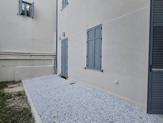 Appartement à louer 1 045 € 2 pièces 1 chambre 40,2 m² RDC/3 République Cannes 06400