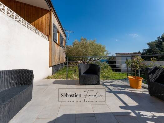 Chalet à vendre 279 000 € 4 pièces 3 chambres 80 m² 207 m² de terrain Le Castellet 83330