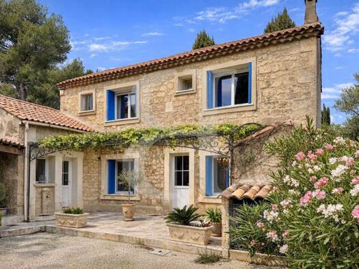 Maison à vendre 950 000 € 3 pièces 2 chambres 134 m² 455 m² de terrain Paradou 13520