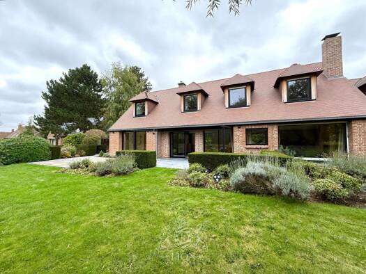 Maison à louer 5 100 € 7 pièces 6 chambres 248 m² Domaine de la Vigne Bondues 59910