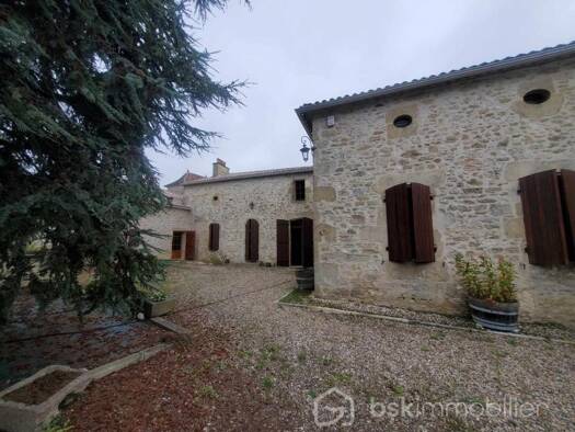 Ferme à vendre 689 000 € 10 pièces 6 chambres 365 m² 2 955 m² de terrain Gensac 33890