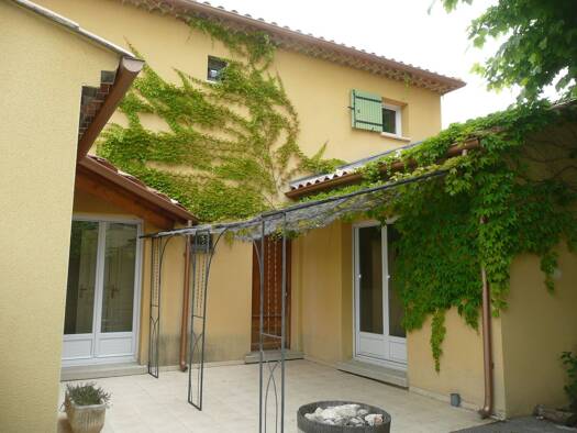 Villa à louer 1 045 € 4 pièces 3 chambres 98 m² Carpentras 84200