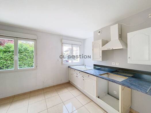Appartement à louer 740 € 3 pièces 2 chambres 68 m² RDC/2 Centre-Saint Germain-Vareilles Amberieu en Bugey 01500