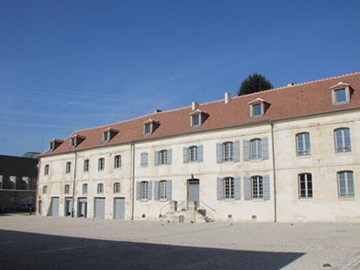 Appartement à louer 865 € 2 pièces 1 chambre 51 m² RDC Sud et Est Louvres 95380