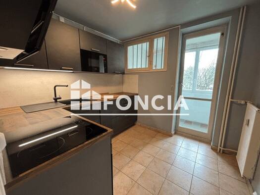 Appartement à louer 740 € 3 pièces 2 chambres 83 m² Étage 1/4 Sud Est Pierrelatte 26700