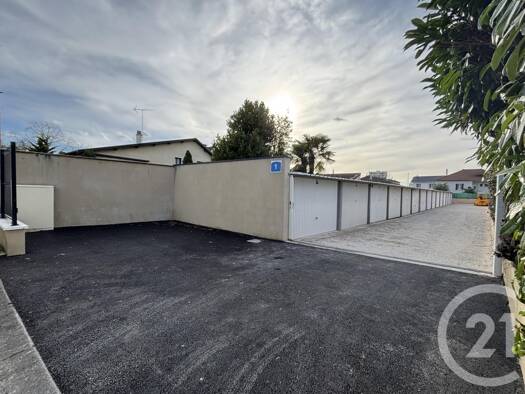 Parking à vendre 310 000 € 210 m² Pont-de-Chéruy 38230