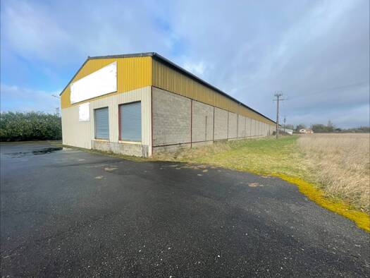 Entrepôt à vendre 269 000 € 3 000 m² d'espace de stockage Seyr La Charité-sur-Loire 58400